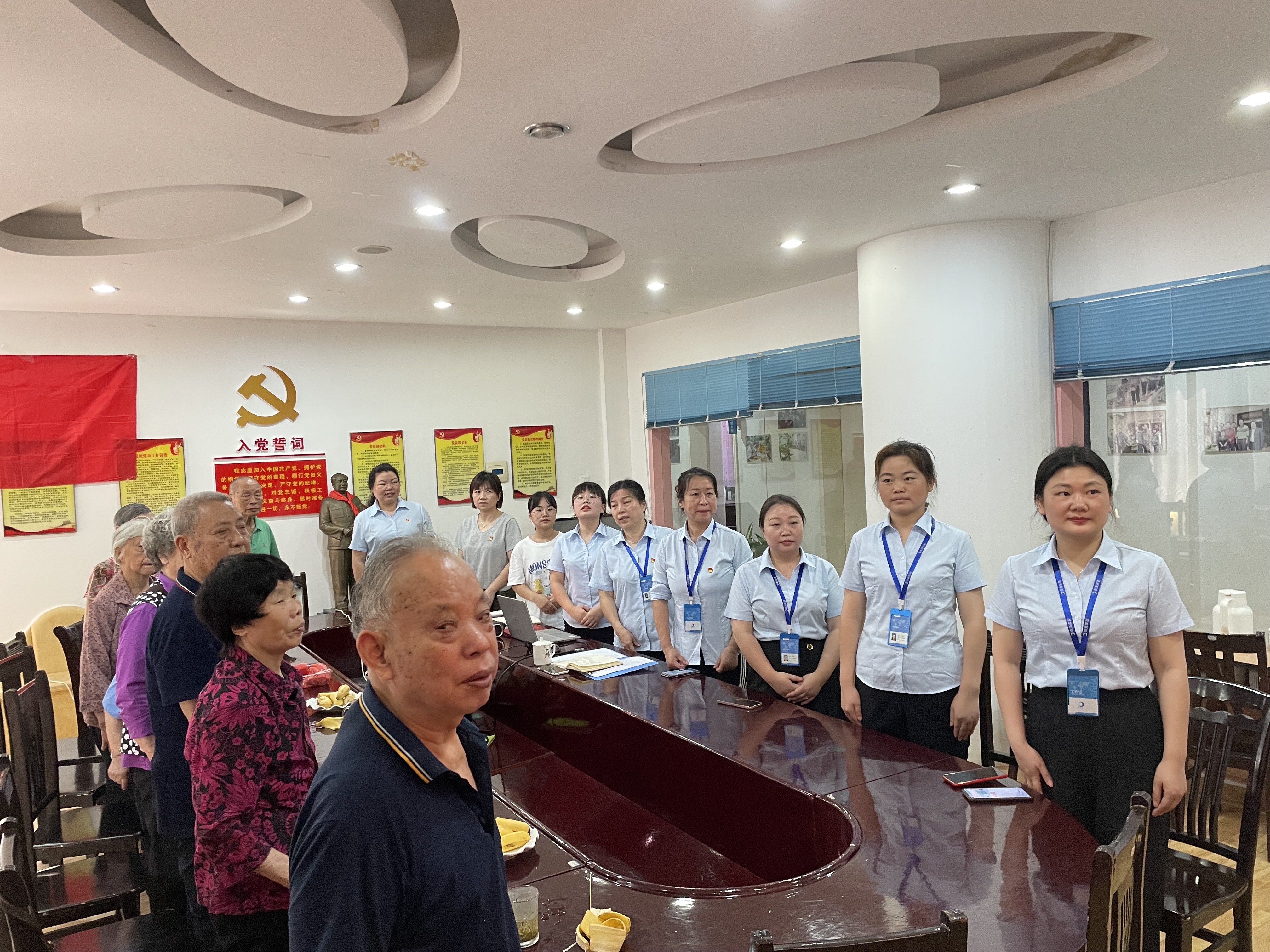 會議在莊嚴肅穆的國歌聲中拉開序幕 會議在莊嚴肅穆的國歌聲中拉開序幕