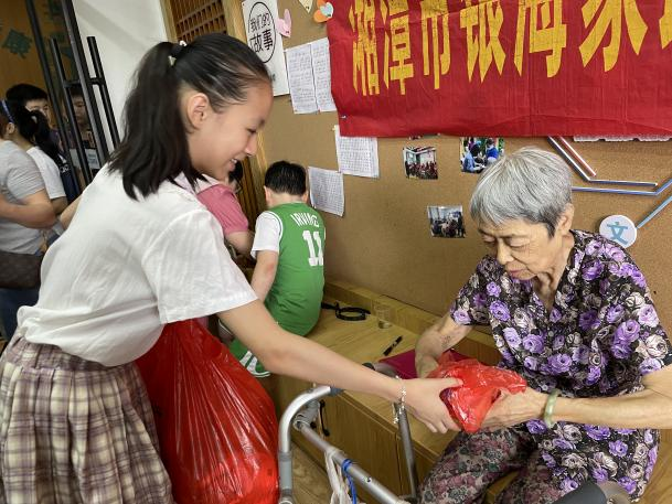 倆寶貝里來了一群小志愿者 倆寶貝里來了一群小志愿者