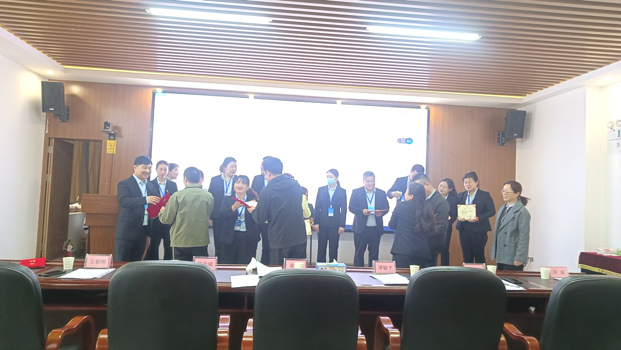 為試點工作領(lǐng)導小組的成員頒發(fā)證書