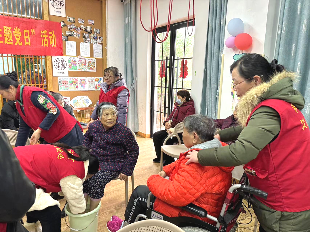 志愿者們?yōu)殚L(zhǎng)者剪發(fā)、洗腳修指甲、按摩等