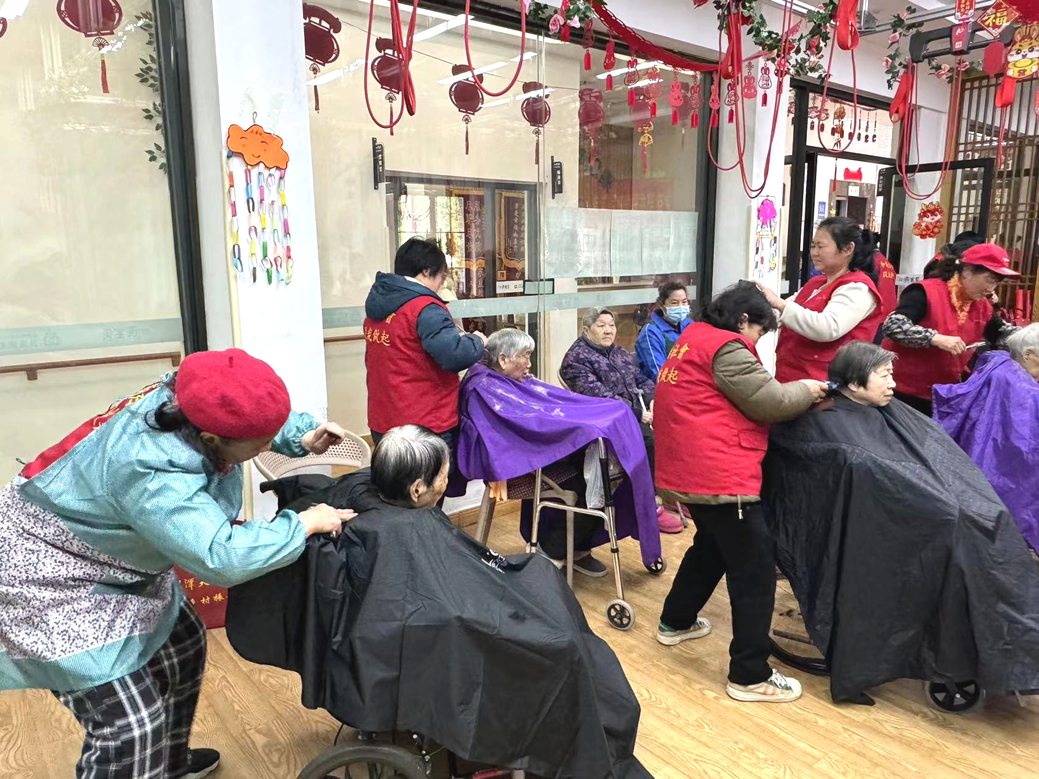 志愿者們?yōu)殚L(zhǎng)者剪發(fā)、洗腳修指甲、按摩等