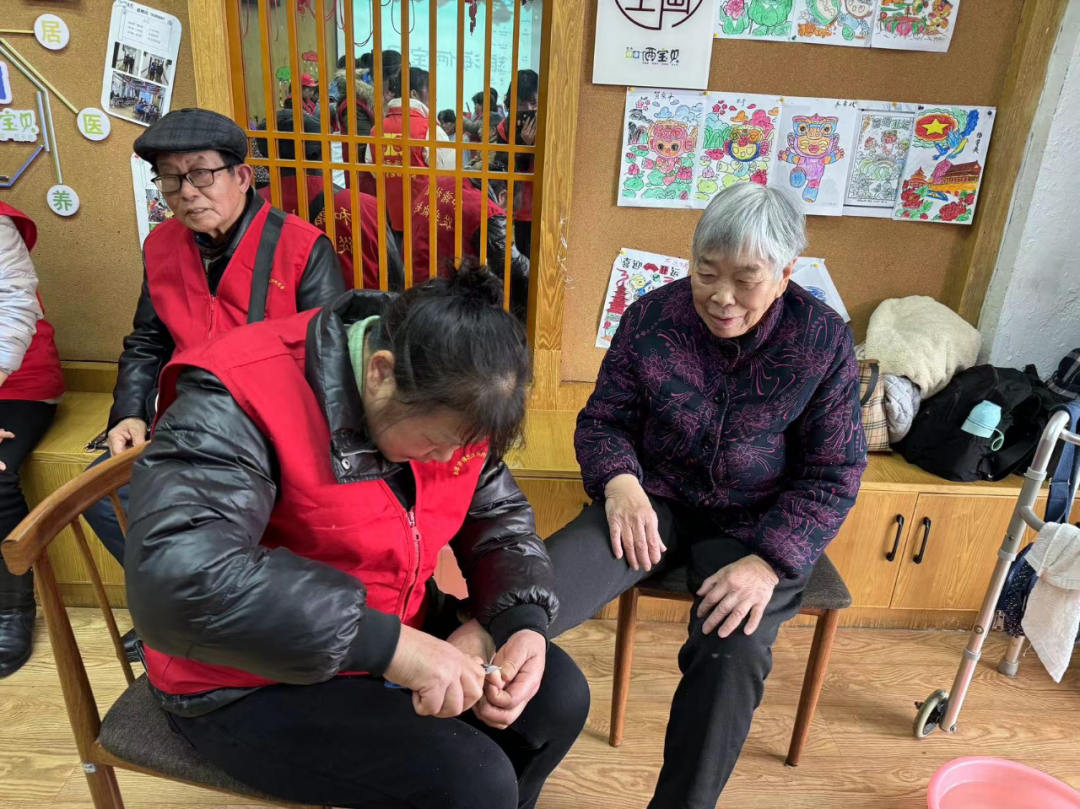 志愿者們?yōu)殚L(zhǎng)者剪發(fā)、洗腳修指甲、按摩等