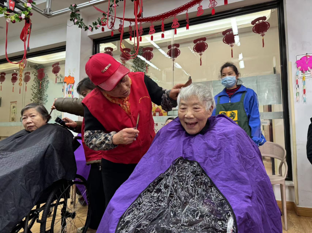 志愿者們?yōu)殚L(zhǎng)者剪發(fā)、洗腳修指甲、按摩等