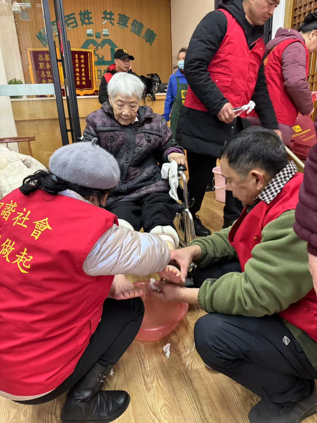 志愿者們?yōu)殚L(zhǎng)者剪發(fā)、洗腳修指甲、按摩等