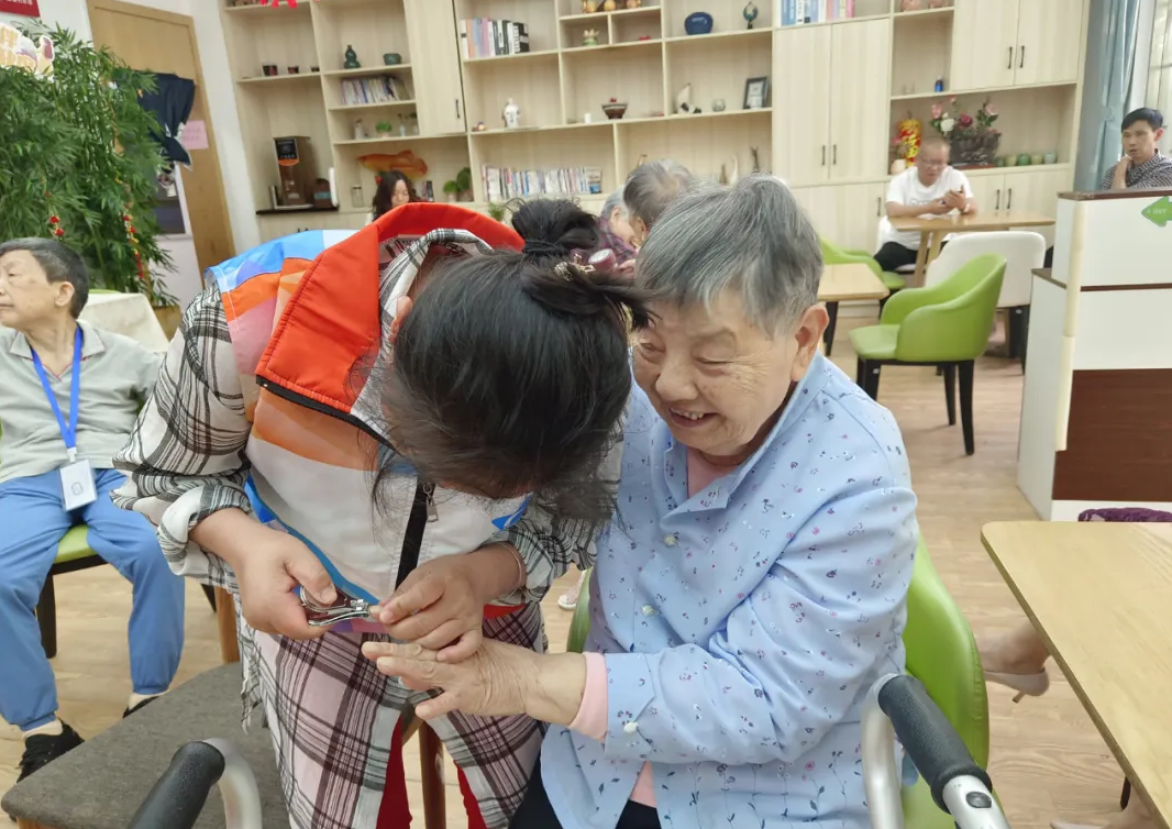 鄧葉平為爺爺奶奶理發(fā)剃須、剪指甲