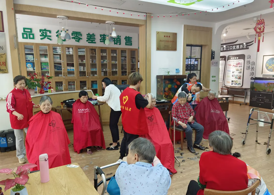 鄧葉平為爺爺奶奶理發(fā)剃須、剪指甲